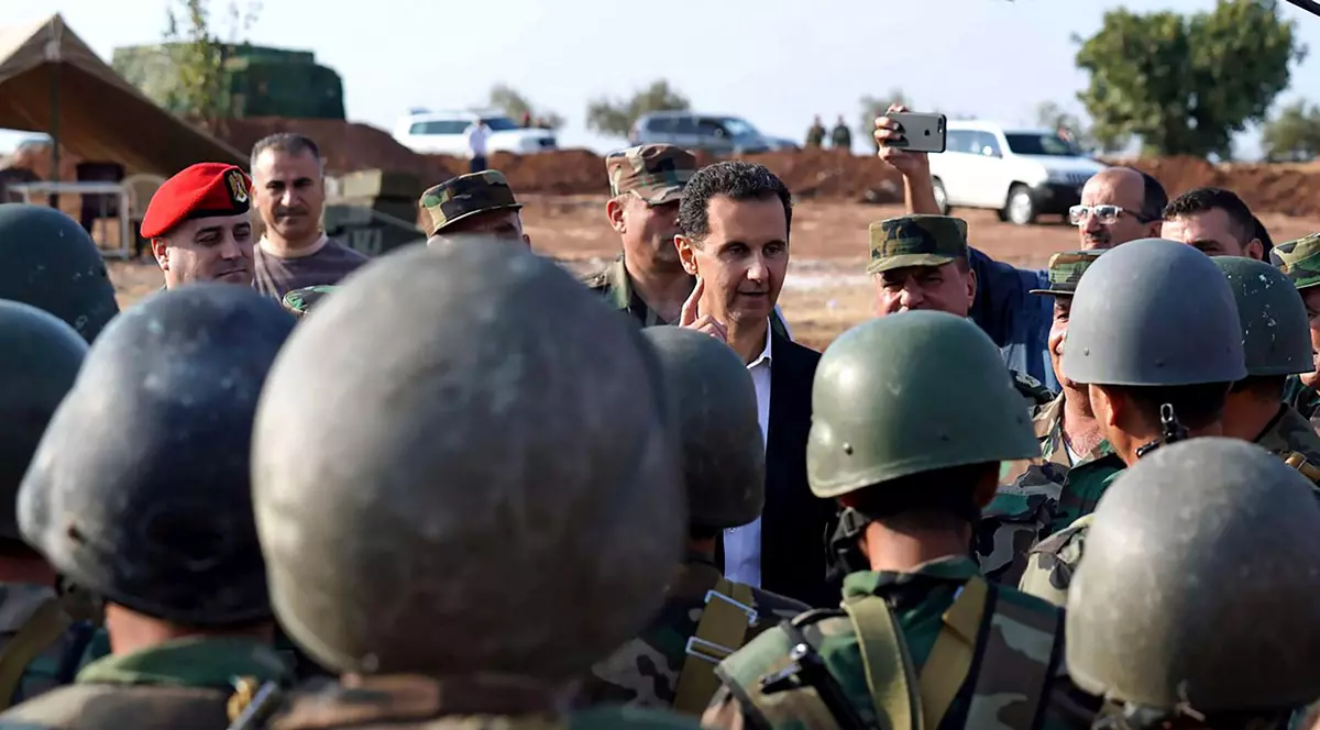 Bashar al-Assad, în mijlocul unor soldați. Fotografie din octombrie 2019 Foto: Hepta