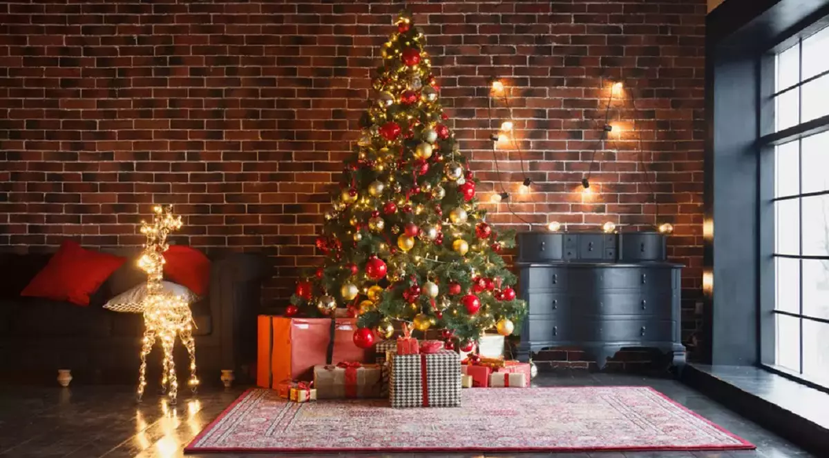 Brad împodobit pentru Crăciun