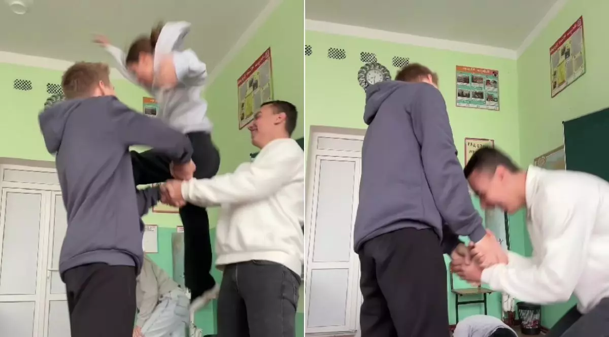 Doi tineri se țin de mâini, într-o sală de clasă, în timp ce un altul sare cu o mână înainte, fiind prins de ceilalți doi