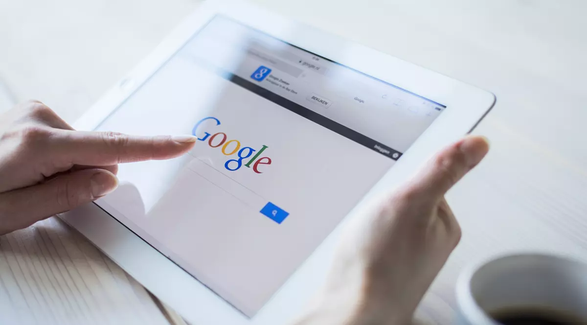 Ce au căutat românii pe Google în 2024 - Imagine cu o tabletă pe care este afişată pagina de deschidere a motorului de căutare Google