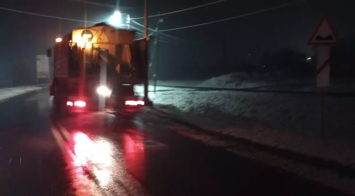 Circulaţie alternativă pe DN 16, în Bistriţa-Năsăud, după ce un TIR a rămas blocat din cauza poleiului. Autostrăzile pe care se circulă în condiții de iarnă