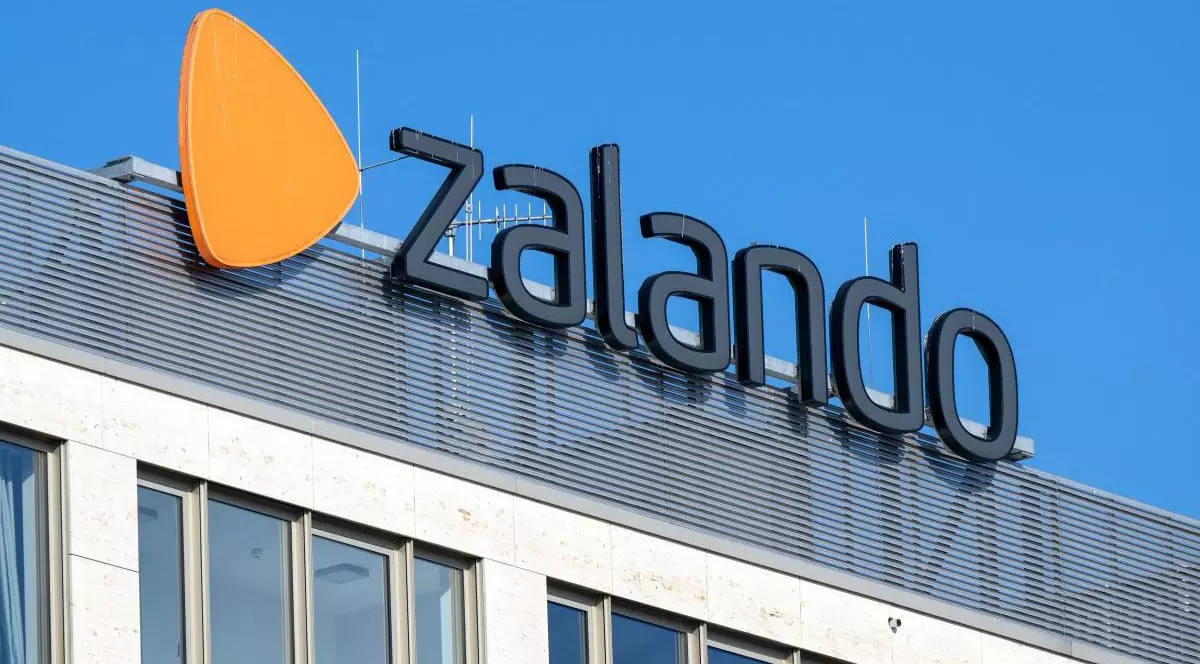 Logo-ul Zalando pe una dintre clădirile companiei