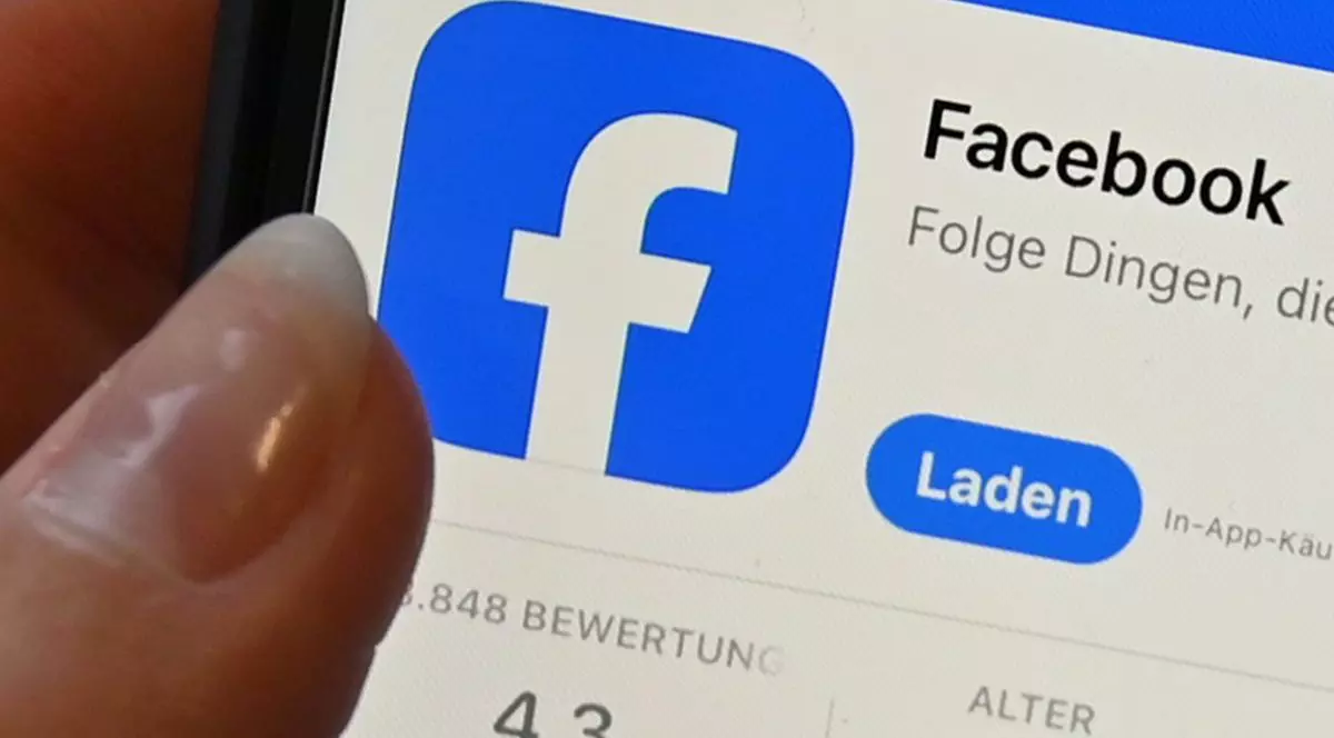 Sigla Facebook pe un telefon