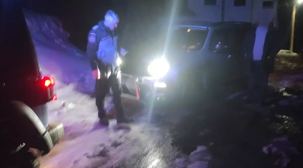 Turiști înzăpeziți în Brașov. Au fost salvați de jandarmi, după ce au rămas cu mașina pe un drum despre care au auzit pe rețelele sociale