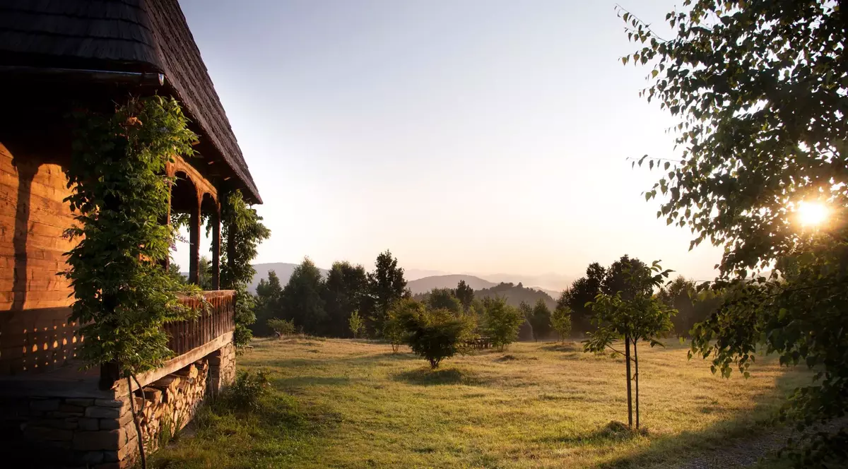 Domeniu de 94 de hectare din Maramureș, scos la vânzare. Cum arată conceptul unic de locuit în România: E un ansamblu de patru case tradiționale