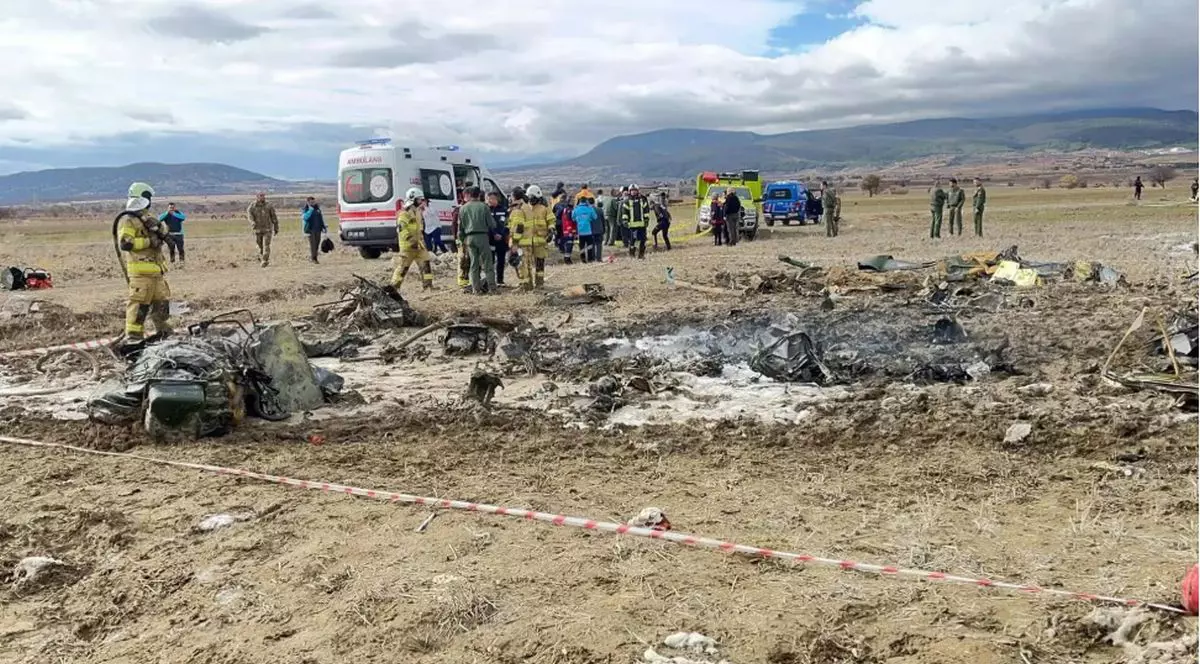 Șase persoane au murit după ce două elicoptere militare din Turcia s-au ciocnit în aer