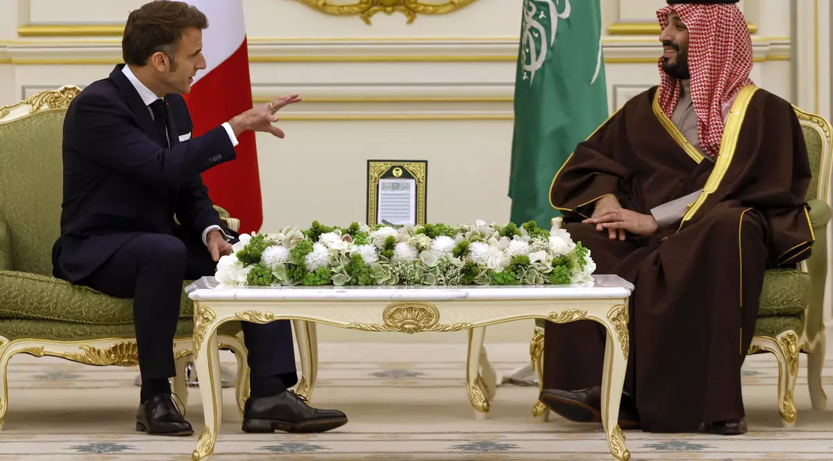 Emmanuel Macron și prințul moștenitor saudit Mohammed Bin Salman Foto: Profimedia