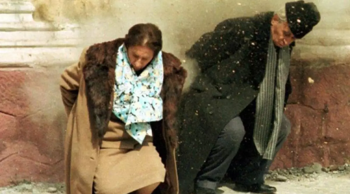 Nicolae și Elena Ceaușescu, îmbrăcați cu haine groase, în momentul în care au fost executați, în ziua de Crăciun, pe 25 decembrie 1989