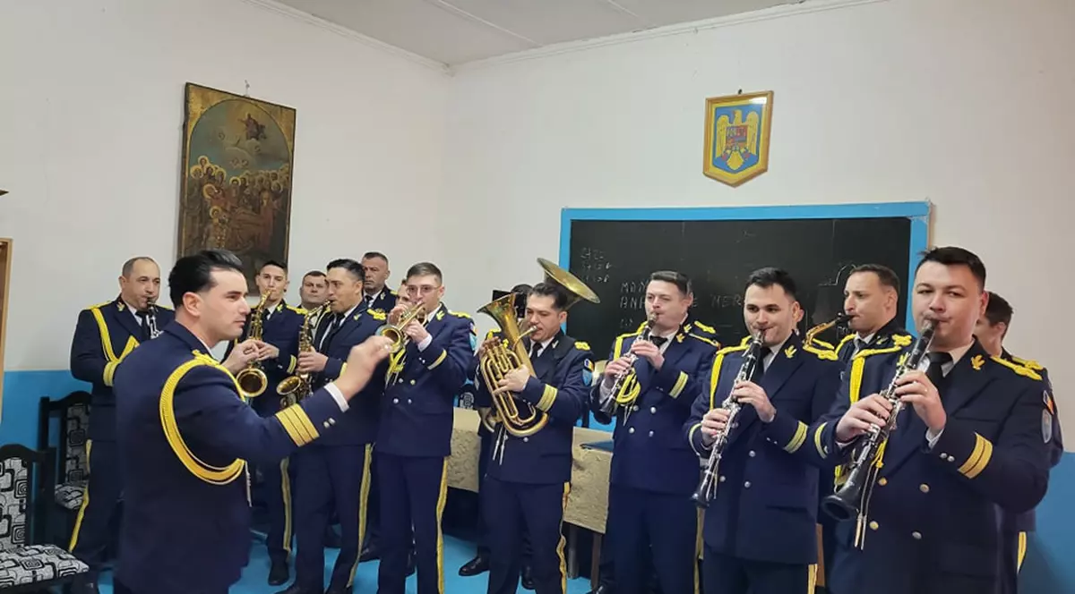 Fanfara garnizoanei Brăila a mers la colindat la centrul de detenție de la Tichilești