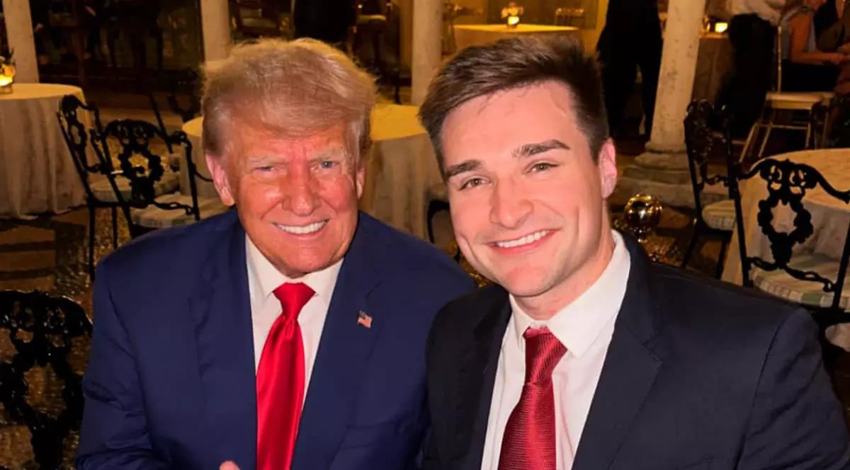 Momentul in care unul dintre consilierii lui Donald Trump a lesinat in timpul unui discurs Foto:Facebook/Alex Bruesewitz