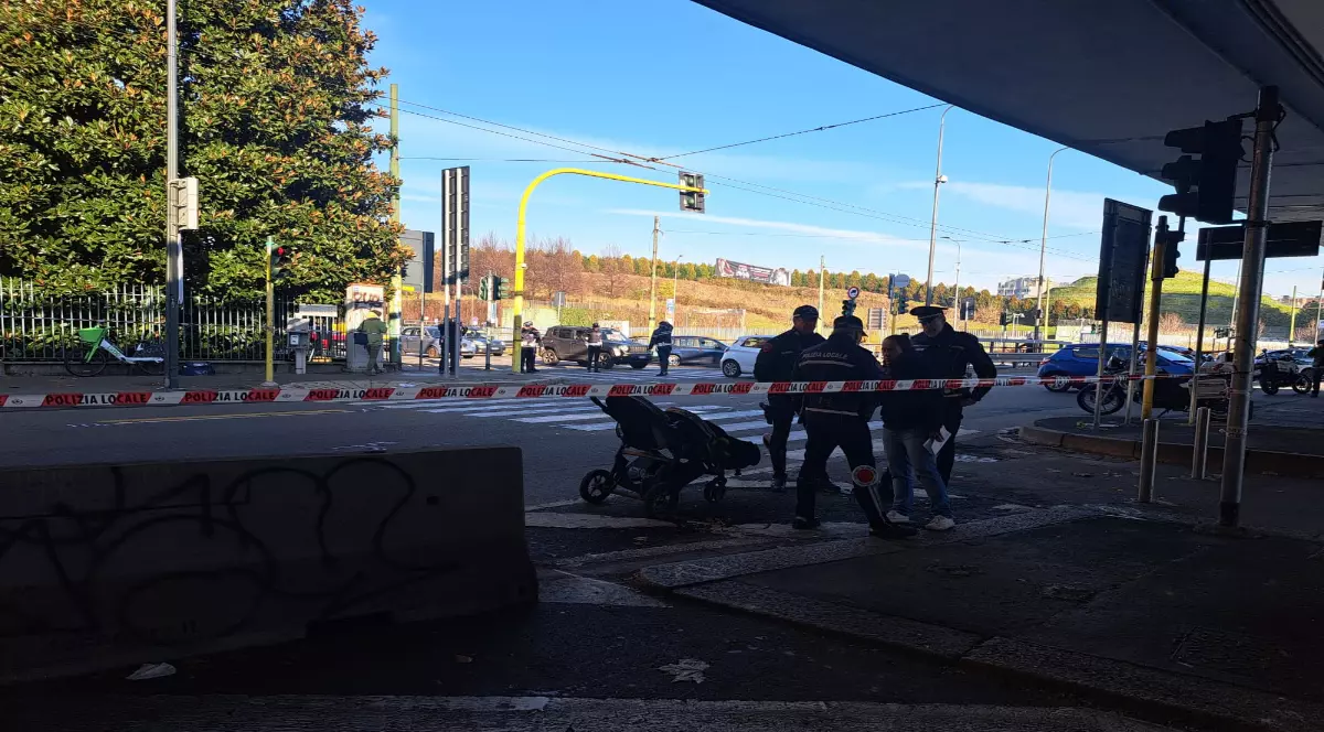 Un român care cerșea într-o intersecție din Milano a văzut cum o mamă care împingea căruciorul cu gemenii ei a fost ucisă de cu șofer de TIR Sursă:X/Tgr Rai Lombardia