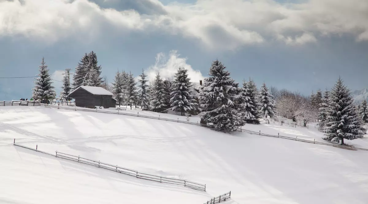 O stațiune montană îndrăgită de români se confruntă cu o situație neașteptată: pârtiile sunt acoperite de zăpadă, dar lipsesc turiștii Foto: Profimedia Images
