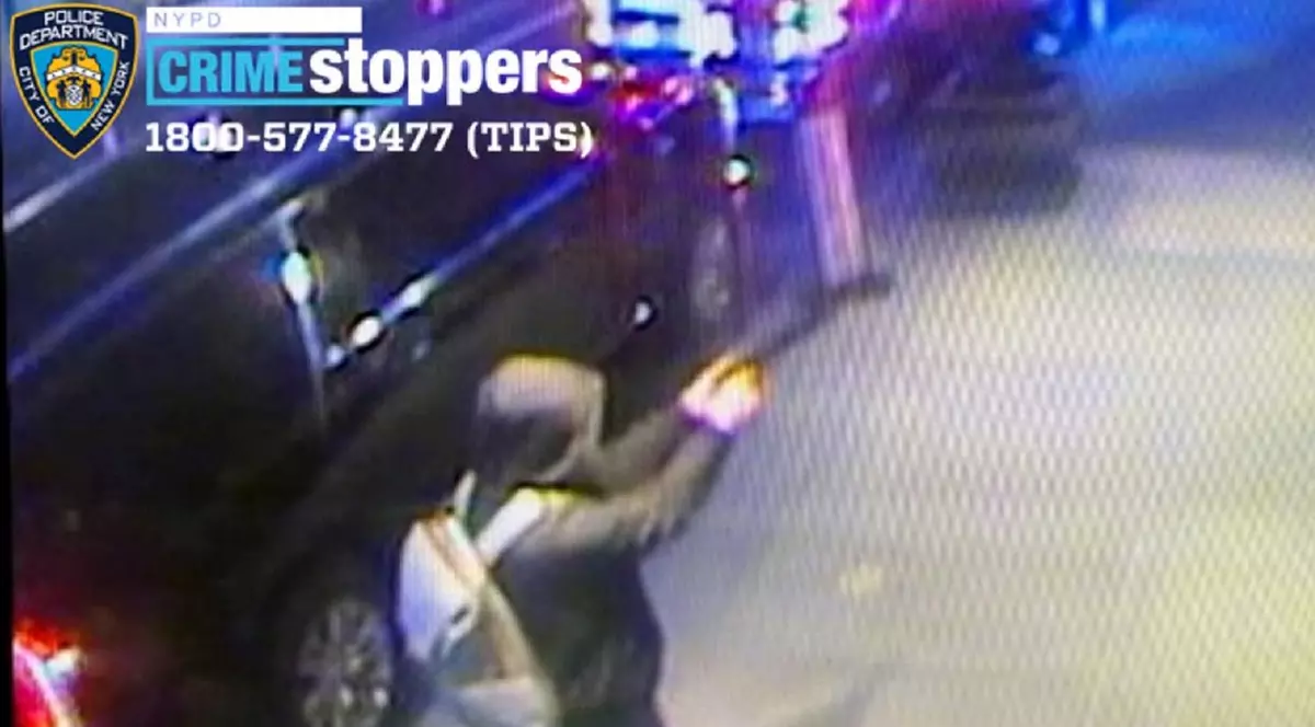 Bărbat mascat care trage cu arma