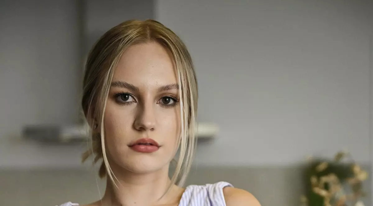 Ilinca Gheorghiu, fiica actorului Mircea Gheorghiu, face parte din distribuția serialului „Ana – Mi-ai fost scrisă în ADN”, difuzat în curând la Antena 1