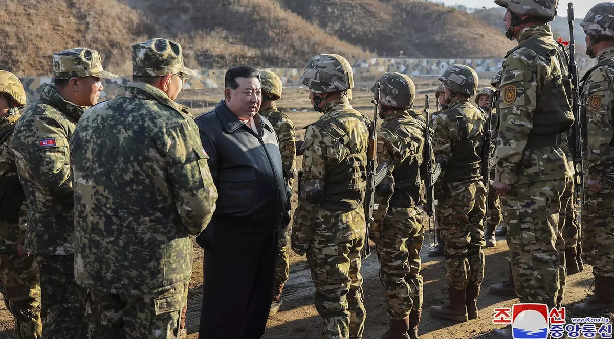 Kim Jong Un este înconjurat de soldați