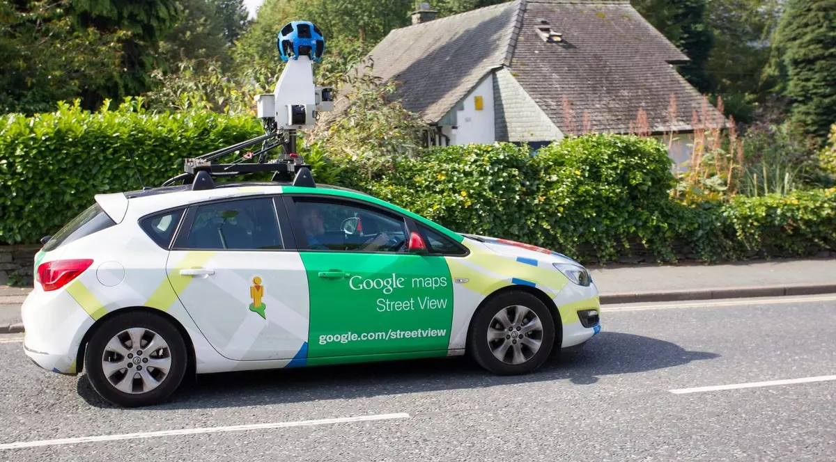 Imagine cu o mașină Google Street View.