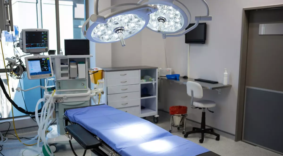 Imagine cu o sală de operații.