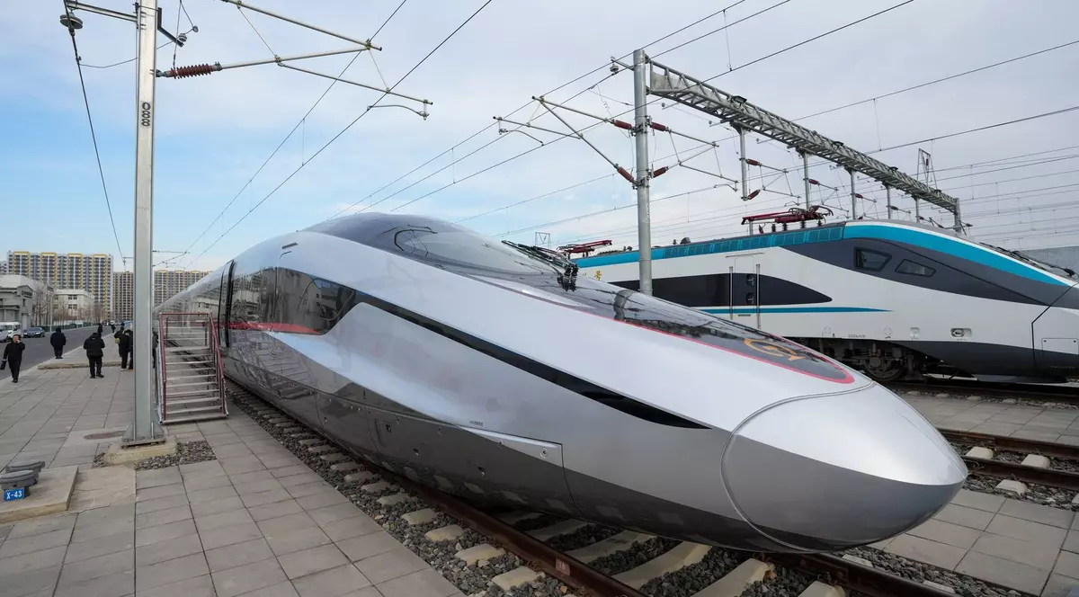 Imagine cu trenul de mare viteză CR450 EMU care a fost testat în China.