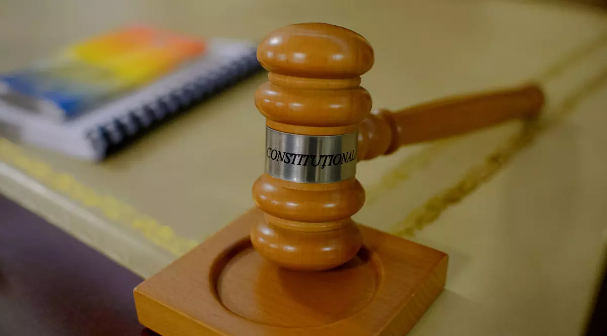 Imagine cu un ciocan din lemn pe care scrie „Curtea Constituțională a României”.