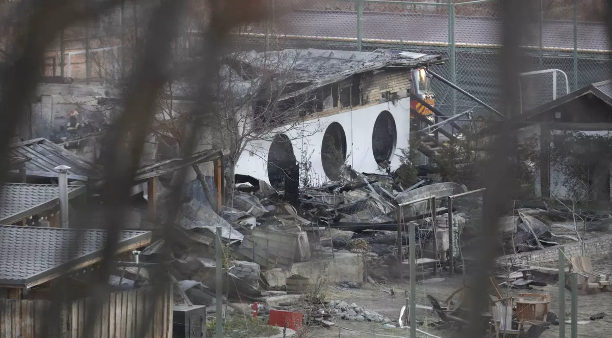 Clădirea distrusă de incendiul din noaptea de Crăciun a pensiunii Ferma Dacilor