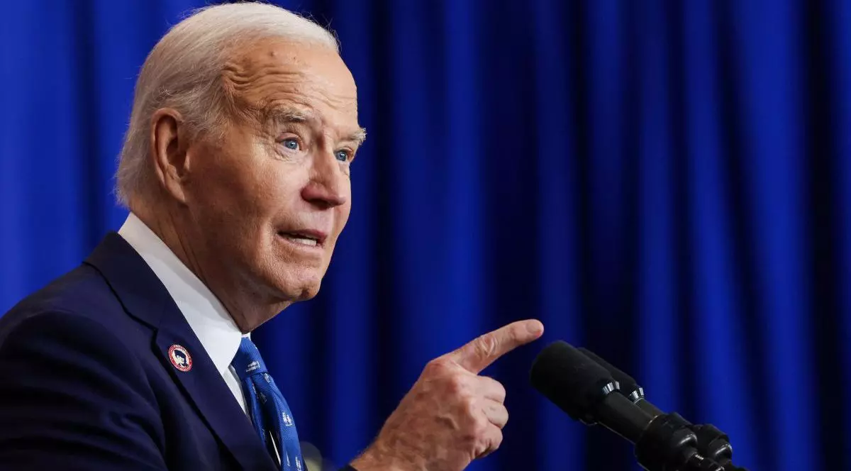 Joe Bide, în timpul unui discurs, arată cu degetul