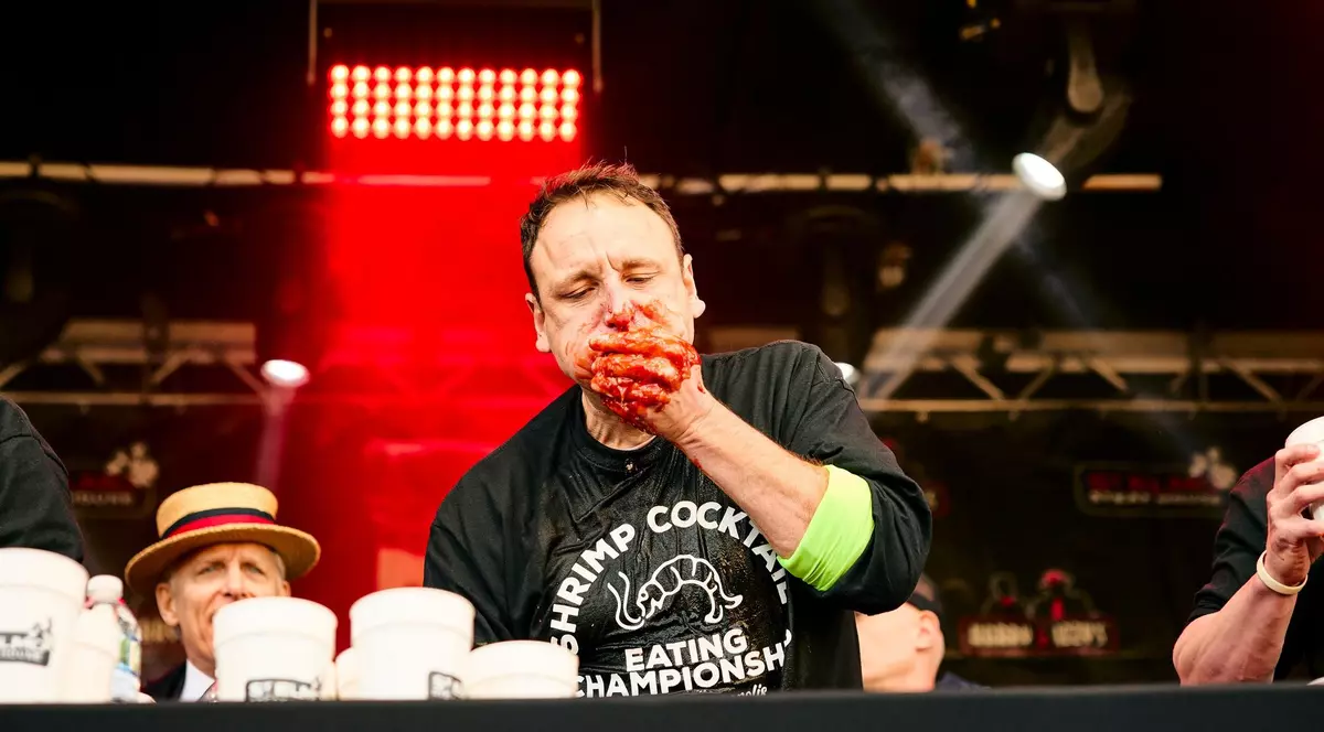 „Legenda hotdogilor” a mai bătut un record. Joey Chestnut a mâncat 9,5 kilograme de creveți în 8 minute | VIDEO