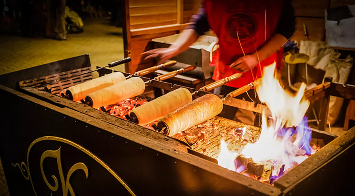 Cât costă un kurtos kalacs la Târgul de Crăciun din Drumul Taberei, în București