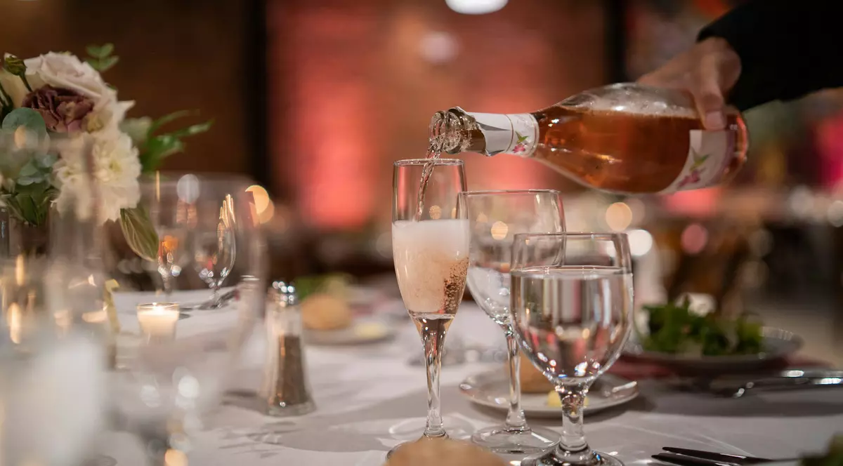 Organizezi o petrecere de Revelion? Iată ce băuturi n-ar trebui să lipsească din „meniu”