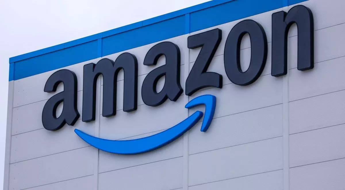 Sigla Amazon pe o clădire