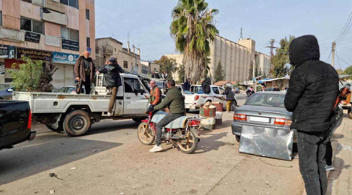Luptători anti-regim patrulează la Daraa Foto: Profimedia
