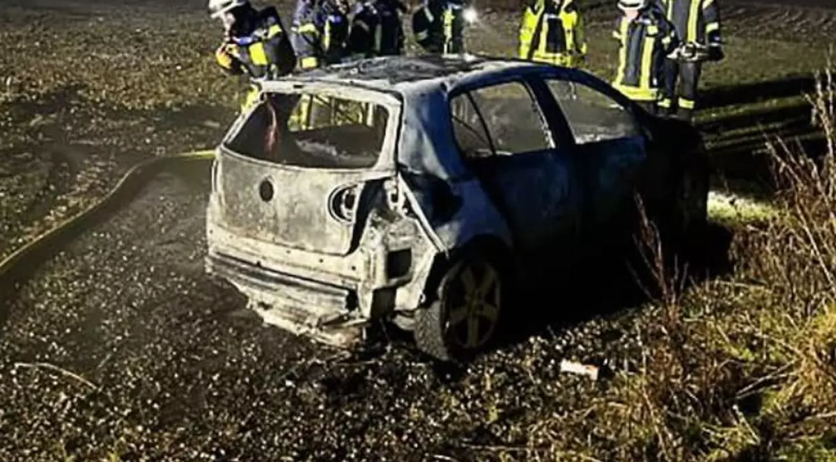 Mașină arsă după ce patru adolescenți au aprins artificii Captură Bild