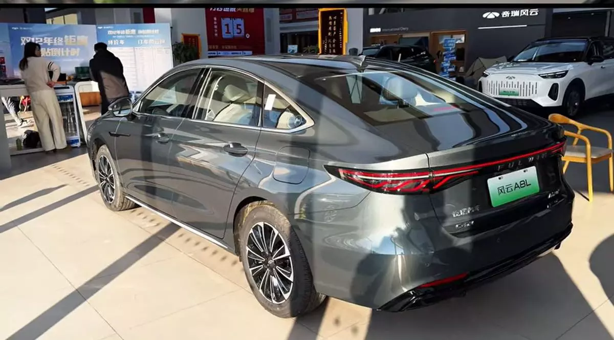 Chinezii au lansat mașina cu autonomie-record de peste 2.300 km. Cât costă noul sedan hibrid Chery | Video