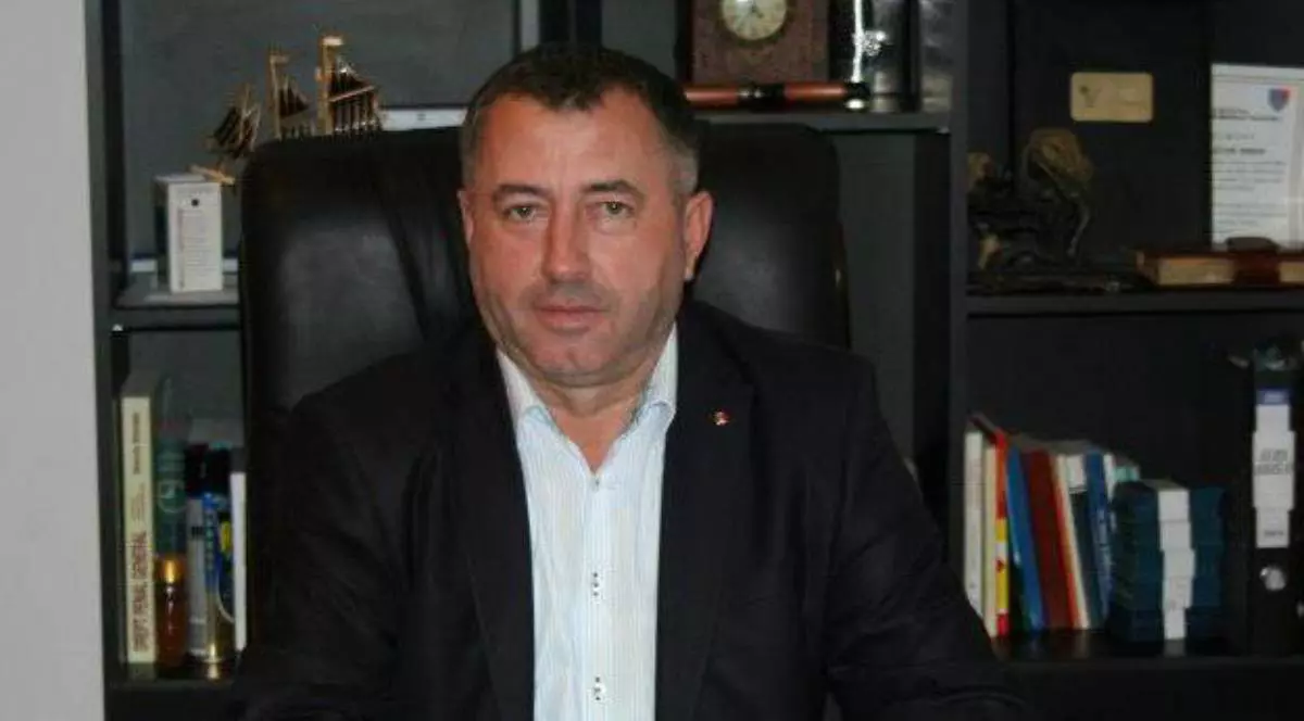 victor roman fost deputat psd vrancea in timp ce sta la birou, imbracat cu un sacou negru, iar in spate este o biblioteca