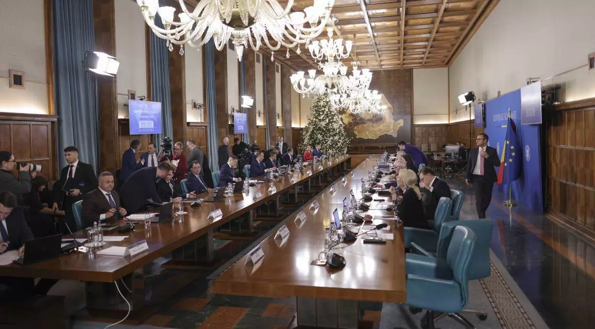 parlamentari care discuta in cadrul unei sedinte de guvern de la palatul victoriei