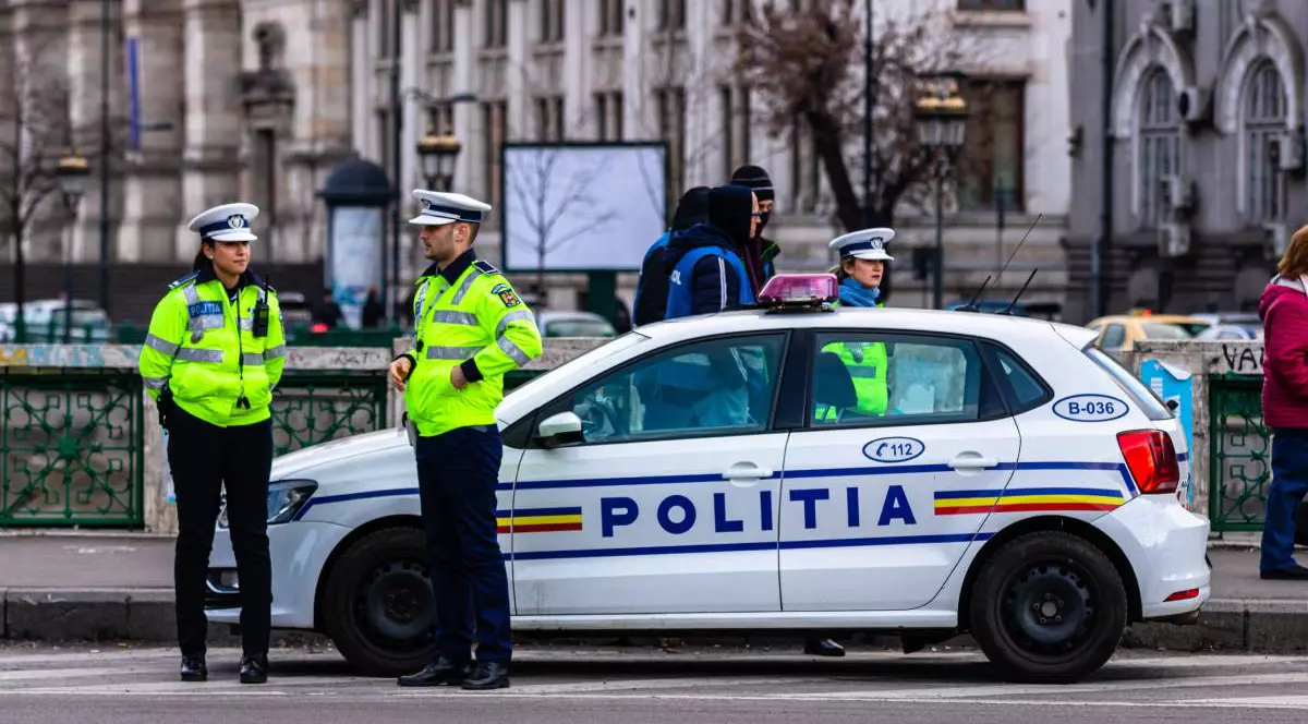 politisti rutieri aflati intr-o zona centrala a capitalei langa masina de politie
