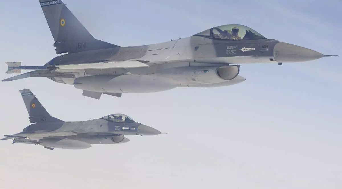 doua aeronave f-16 ale fortelor aeriene romane