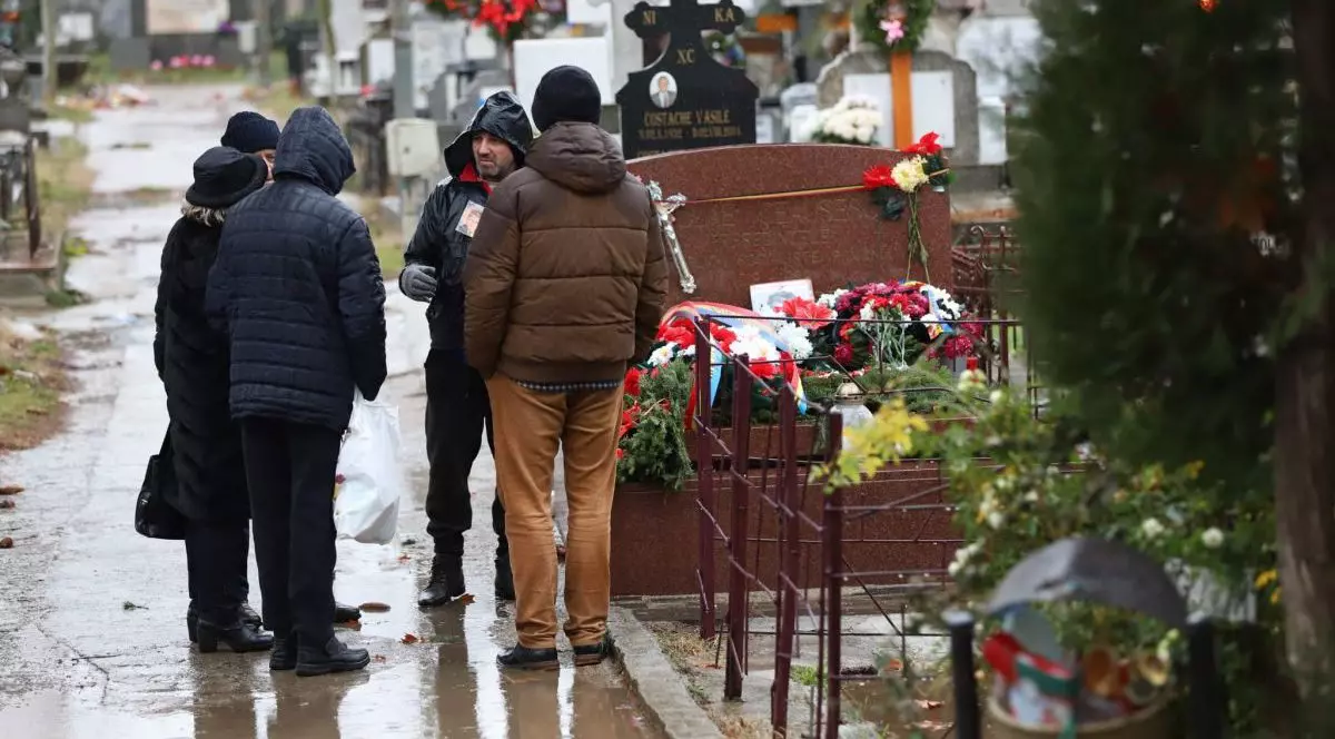 Câțiva nostalgici ai regimului comunist au venit, de Crăciun, la mormântul dictatorului: „Ceaușescu a dat de muncă la lume”