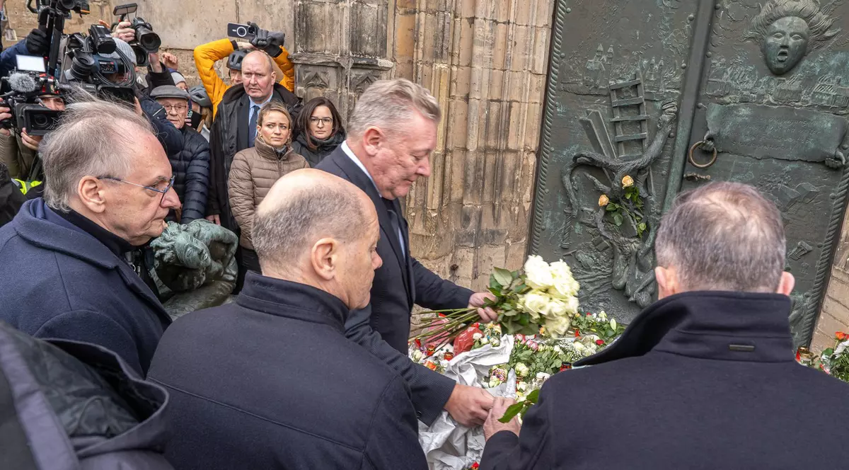 Olaf Scholz (în centrul imaginii, cu spatele) și alți oficiali germani la locul de reculegere a victimelor atacului de la Magdeburg Foto: Profimedia