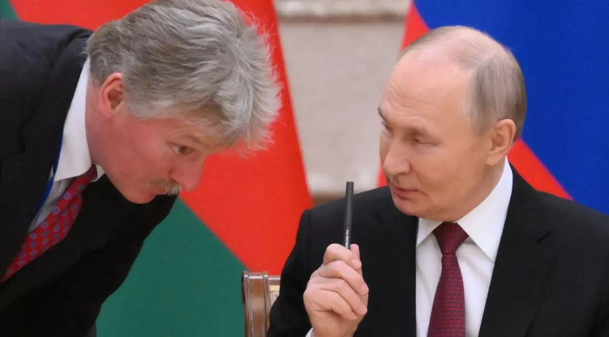 Vladimir Putin (dreapta) discută cu purtătorul de cuvânt al Kremlinului, Dmitri Peskov. Poză cu caracter ilustrativ Foto: Profimedia