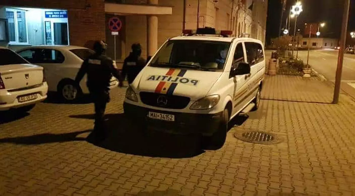 Un bărbat și iubita lui, bătuți la Târgul de Crăciun din Mioveni. Scandalul a pornit după ce fosta cumnată l-a acuzat de infidelitate