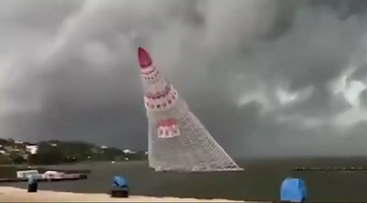 Un brad de Crăciun de zeci de metri s-a prăbușit peste mai mulți oameni, în Brazilia