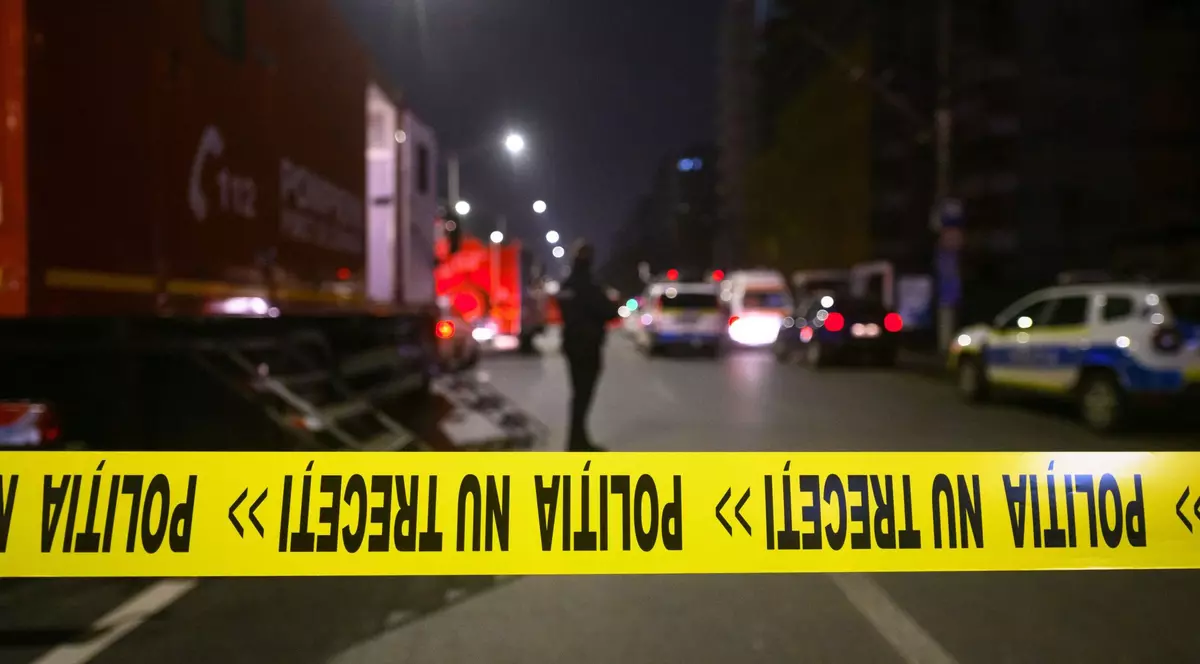 Poză cu o bandă pe care scrie „Poliția. Nu treceți”