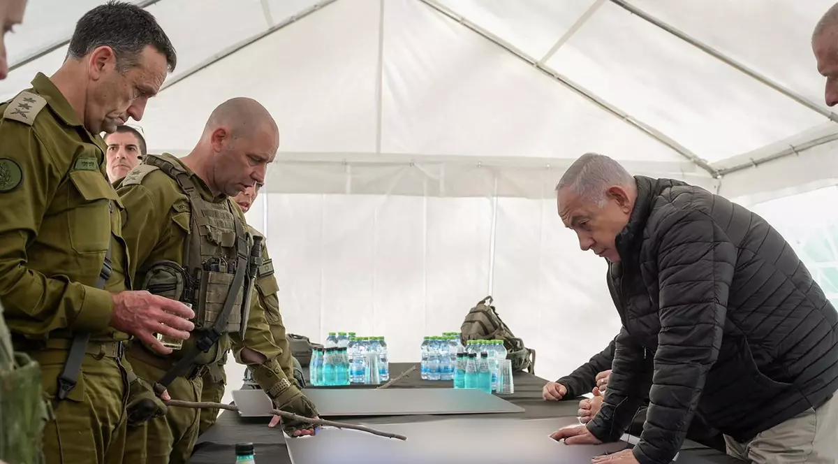 Premierul israelian Benjamin Netanyahu (dreapta) surprins în timpul unei ședințe cu comandanții săi în coridorul Netzarim Foto: Profimedia