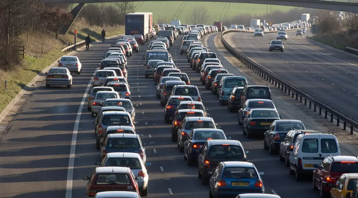 Trucul simplu care te ajută să economisești benzină sau motorină când mergi cu mașina. Sfatul experților pentru a reduce consumul de combustibil cu 10%