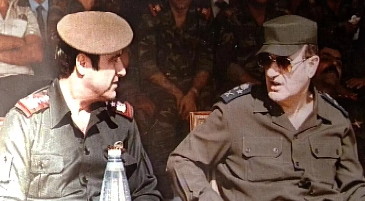 defunctul președinte sirian Hafez al-Assad (dreapta) cu fratele său mai mic Rifaat al-Assad (stânga) la o ceremonie militară din Damasc