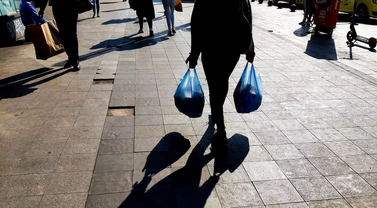Oameni la cumparaturi, Romania