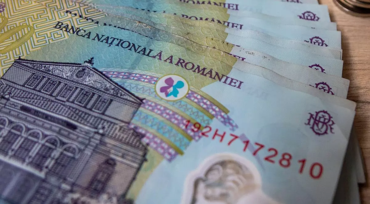 teanc de bancnote de 100 de lei