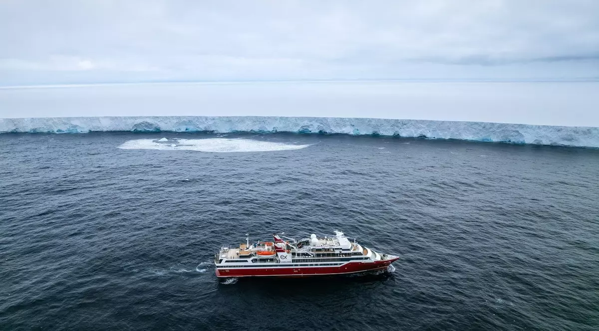 Cel mai mare aisberg din lume se află la marginea Atlanticului. Cunoscut sub numele de „A23a”, acesta se află în derivă din august 2022. Acesta este un fenomen natural care, potrivit specialiștilor, nu este legat de schimbările climatice