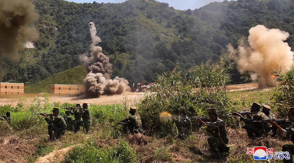 Primele imagini cu soldații nord-coreeni în timp ce iau cu asalt pozițiile ucrainene, în câmp deschis