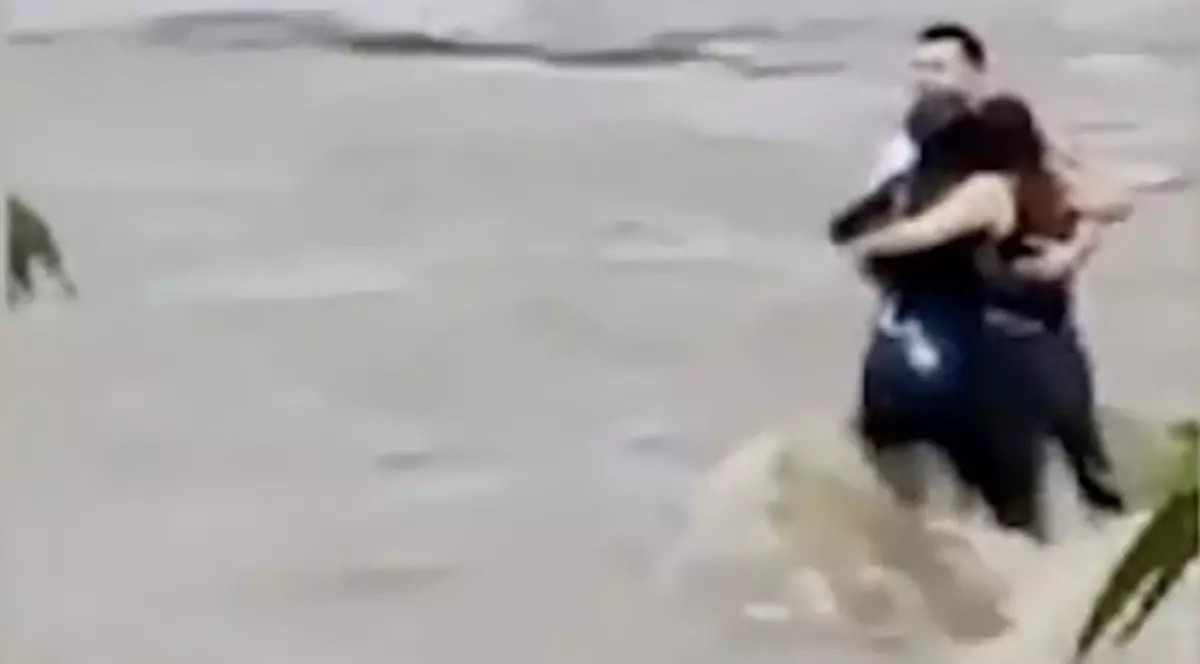 Trei tineri - două femei și un bărbat / Patrizia Cormos, 20 de ani , Bianca Doros, 23 de ani și Cristian Casian Molnar, 25 de ani - au fost măturați de râul Natisone, Italia